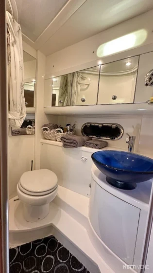Sealine C390 - Boatscribe.com