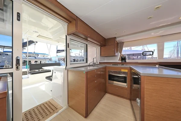 Lagoon 450 F - Boatscribe.com