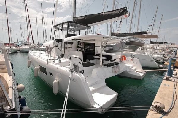 Lagoon 42 - Boatscribe.com