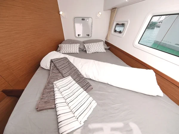 Lagoon 42 - Boatscribe.com