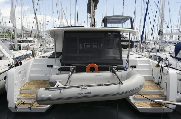 Lagoon 40 - Boatscribe.com