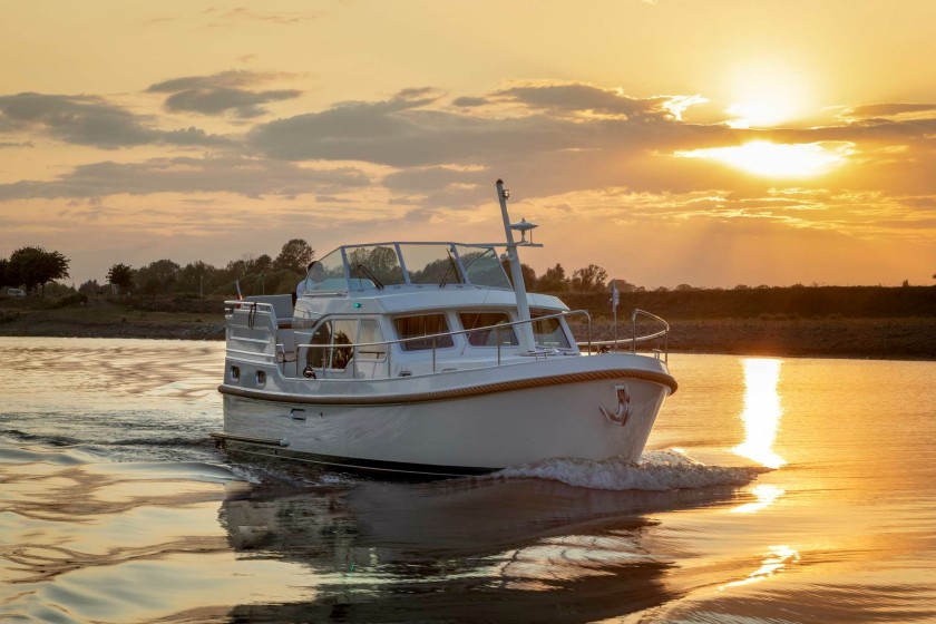 Grand Sturdy 35.0 AC - Boatscribe.com