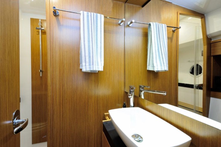 Bavaria Virtess 420 Fly - Boatscribe.com