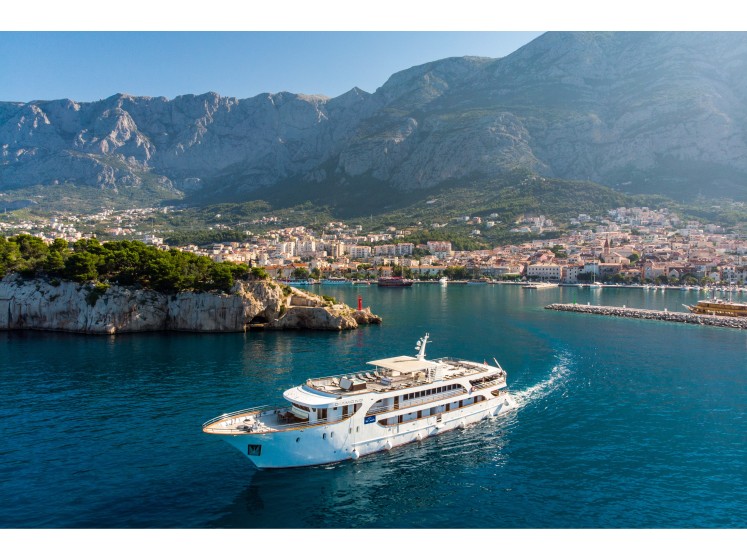 Luxury Motor Yacht - Boatscribe.com