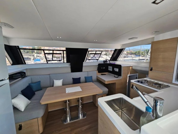 Aventura 37 - Boatscribe.com