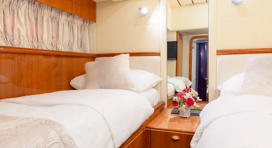 Ferretti 730 - Boatscribe.com