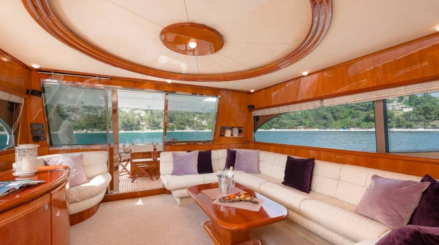 Ferretti 730 - Boatscribe.com