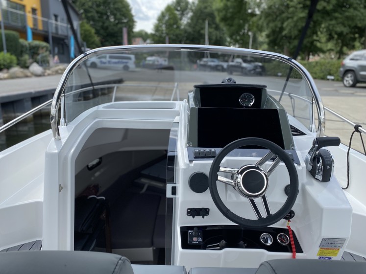 Karnic 702 - Boatscribe.com