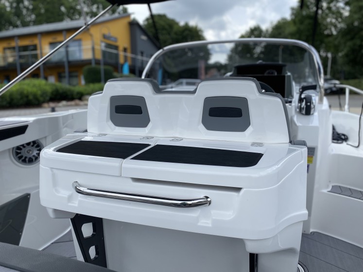 Karnic 702 - Boatscribe.com