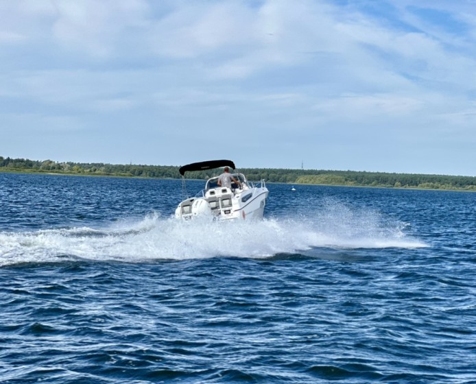 Karnic 702 - Boatscribe.com