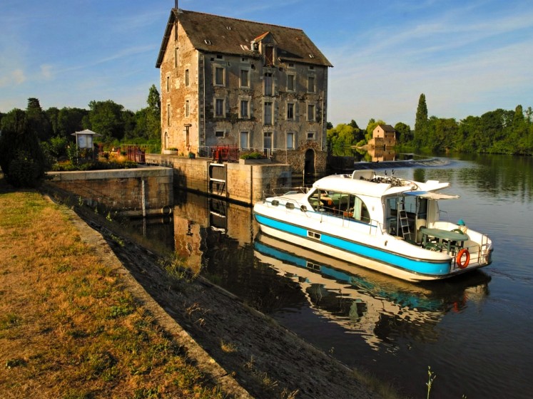 Confort 900 DP - Boatscribe.com