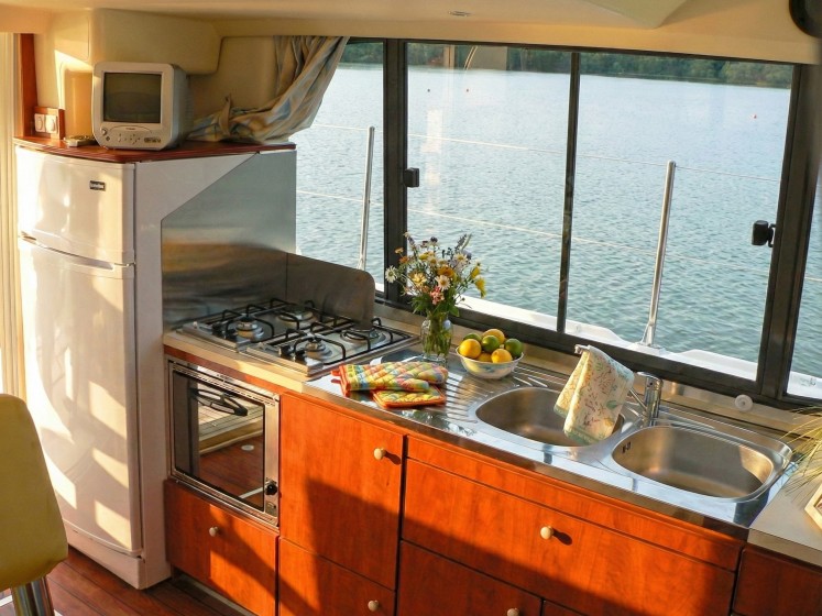 Tarpon 32 - Boatscribe.com