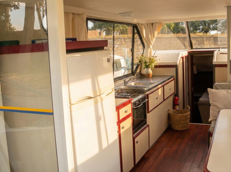 Sedan 1310 - Boatscribe.com