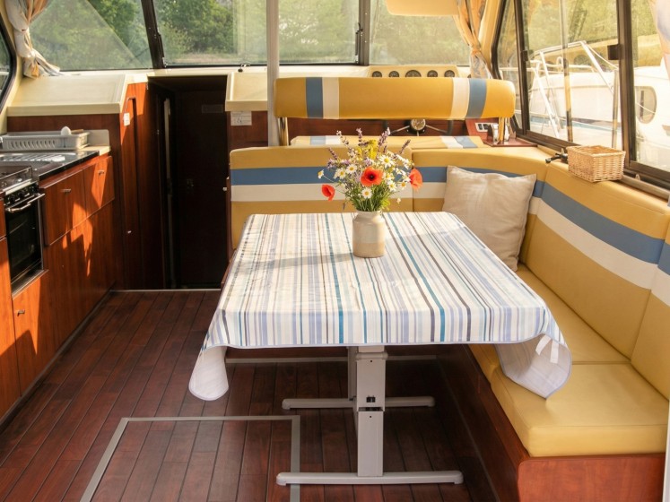 Sedan 1310 - Boatscribe.com