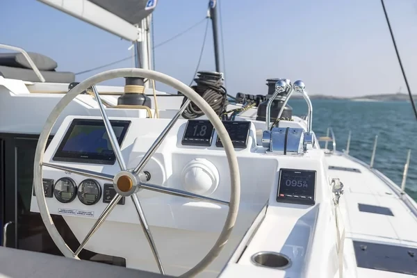 Aura 51 - Boatscribe.com