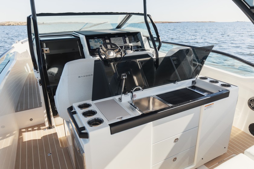 Saxdor 320 GTO - Boatscribe.com