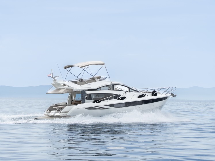Galeon 430 Skydeck - Boatscribe.com