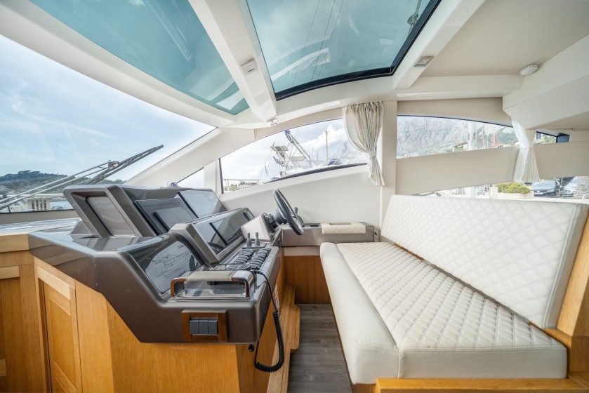 Galeon 430 Skydeck - Boatscribe.com