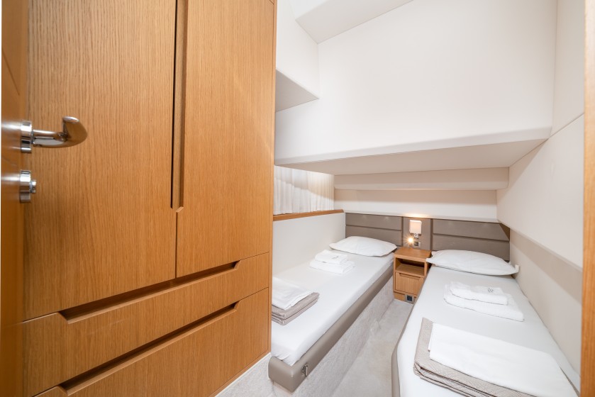 Galeon 430 Skydeck - Boatscribe.com