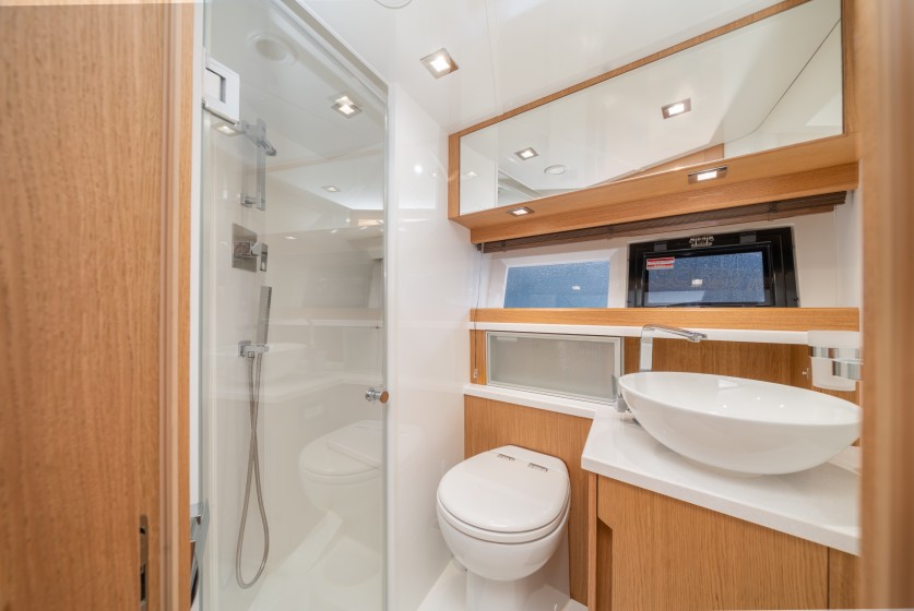 Galeon 430 Skydeck - Boatscribe.com