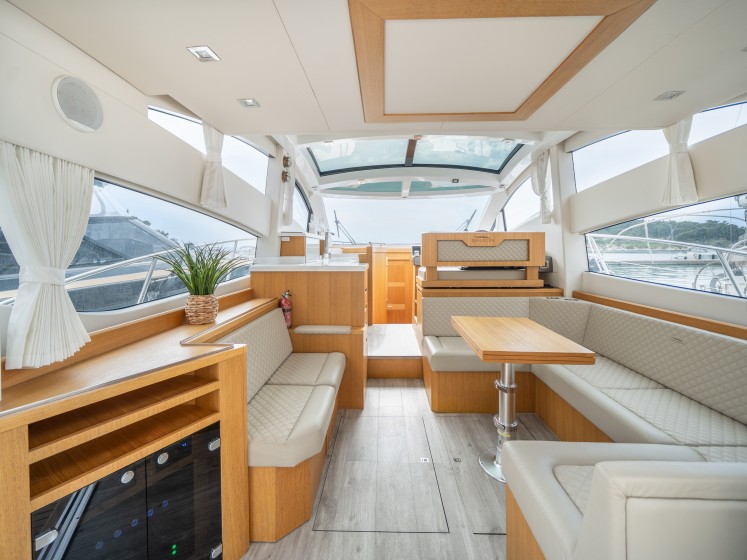 Galeon 430 Skydeck - Boatscribe.com