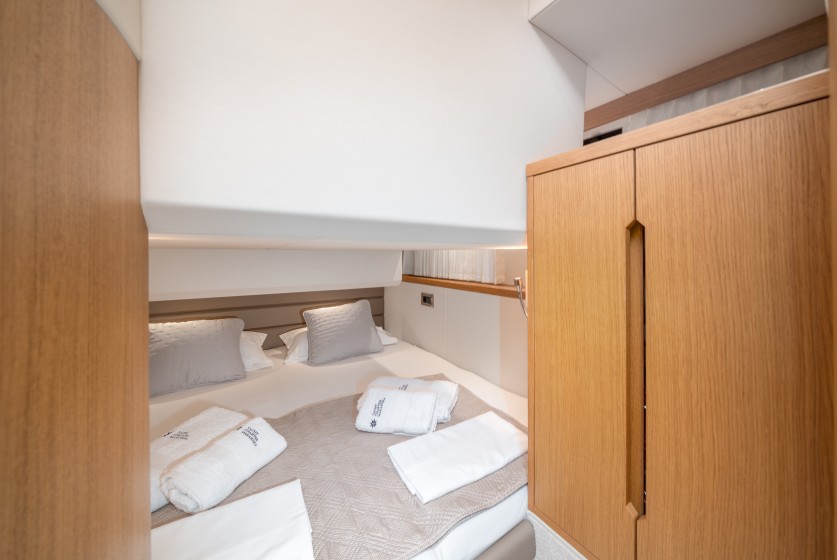 Galeon 430 Skydeck - Boatscribe.com