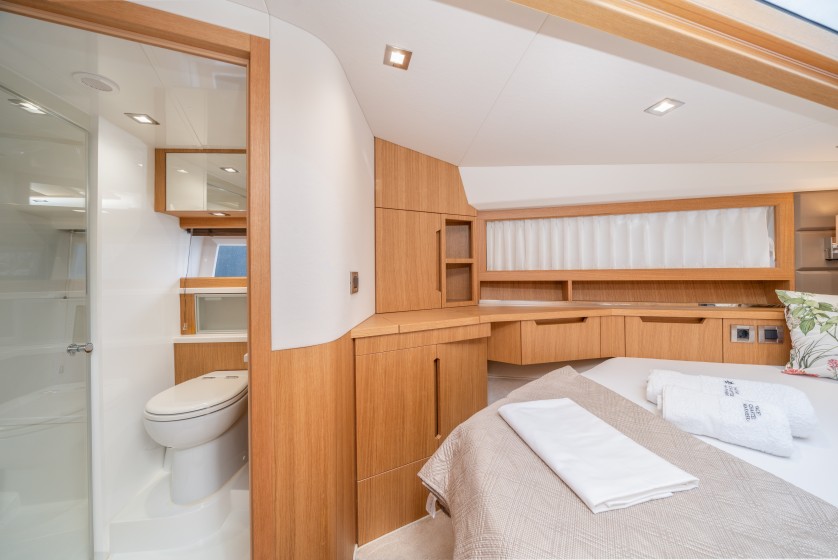 Galeon 430 Skydeck - Boatscribe.com