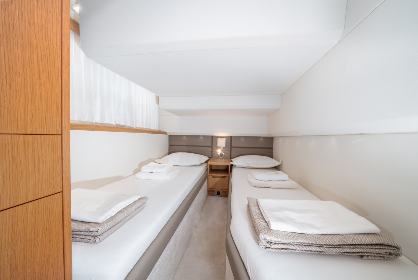 Galeon 430 Skydeck - Boatscribe.com