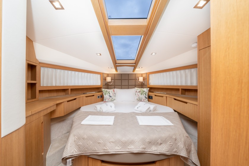 Galeon 430 Skydeck - Boatscribe.com