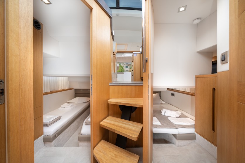 Galeon 430 Skydeck - Boatscribe.com