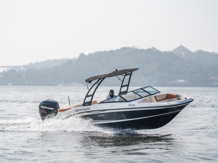 Sea Ray 210 - Boatscribe.com