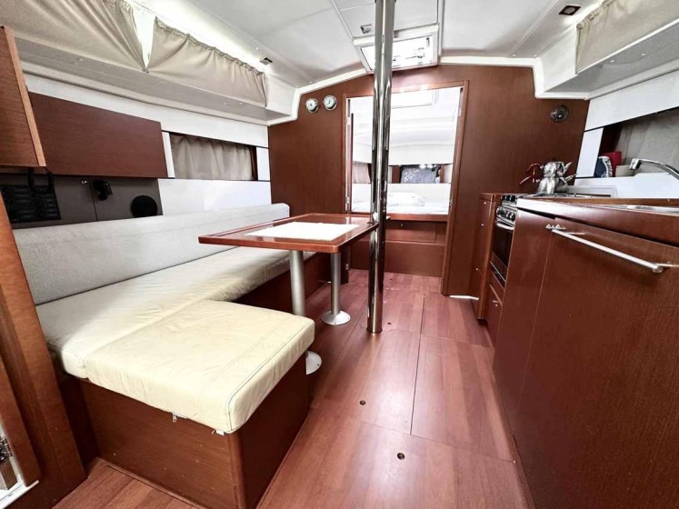 Oceanis 38.1 - Boatscribe.com