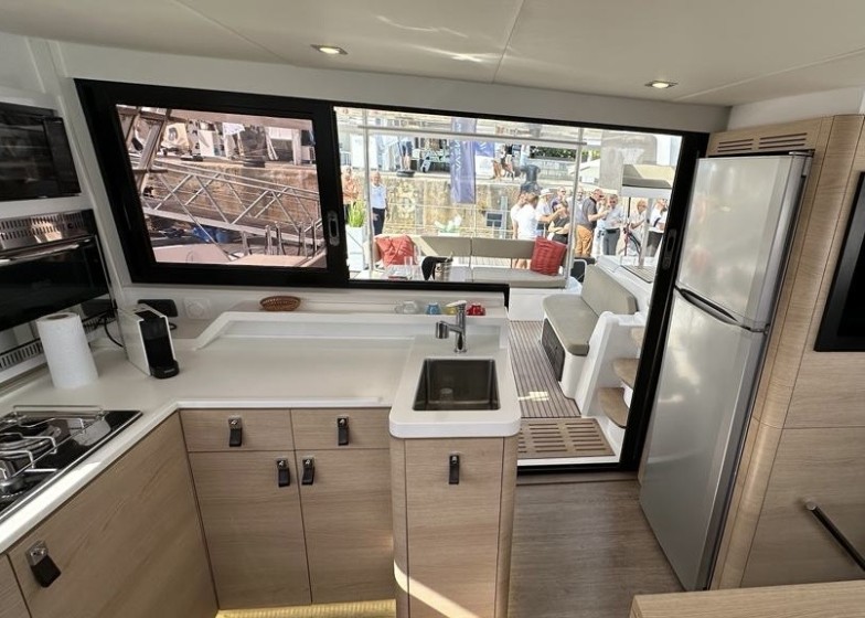 Aventura 37 - Boatscribe.com