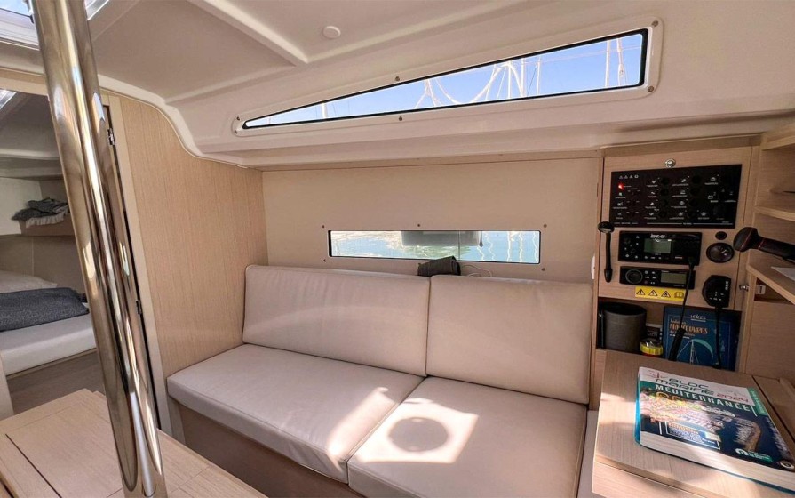 Oceanis 30.1 - Boatscribe.com