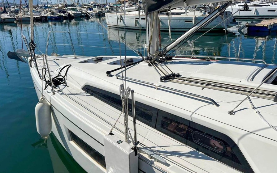 Oceanis 30.1 - Boatscribe.com