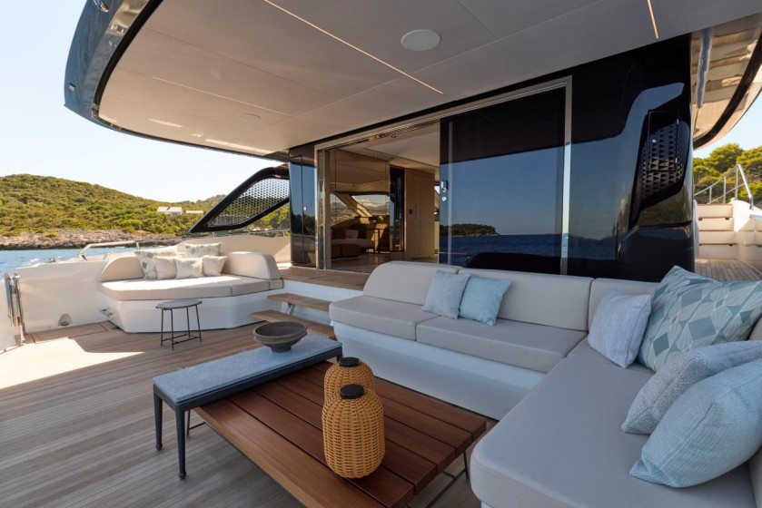 Prestige M7 - Boatscribe.com