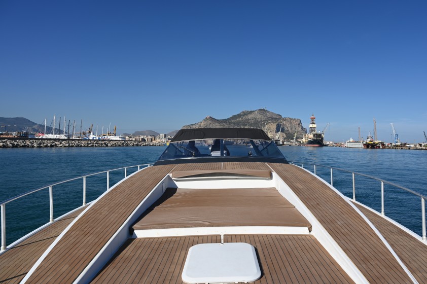 Leopard 24M - Boatscribe.com