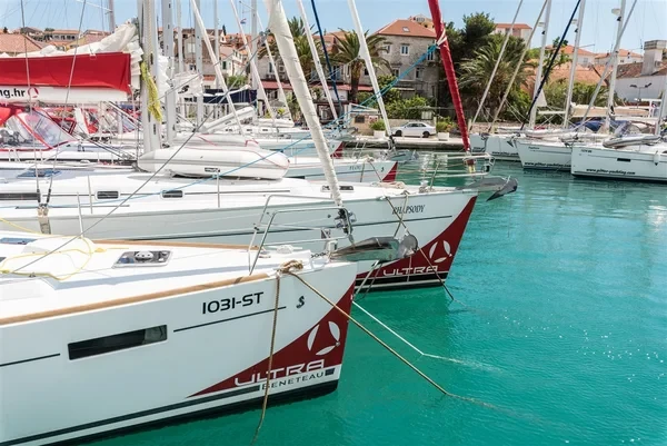 Oceanis 45 - Boatscribe.com