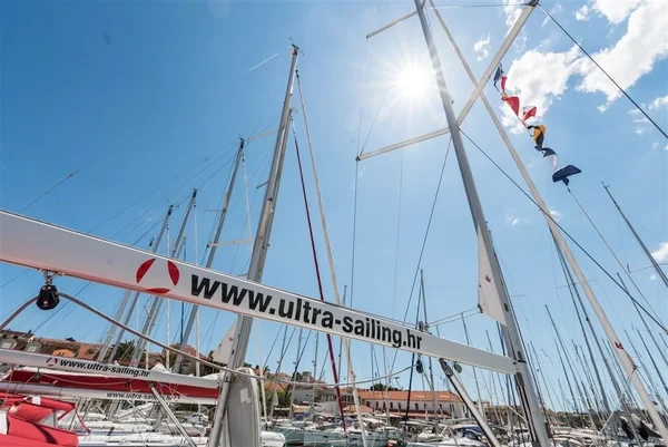 Oceanis 45 - Boatscribe.com