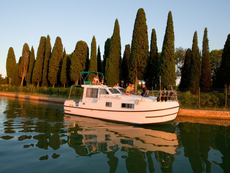 Houseboat - Boatscribe.com