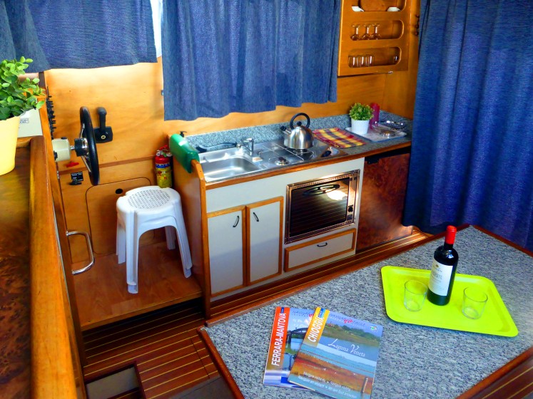 Houseboat - Boatscribe.com