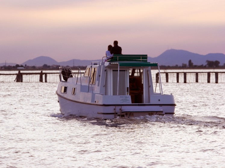 Houseboat - Boatscribe.com