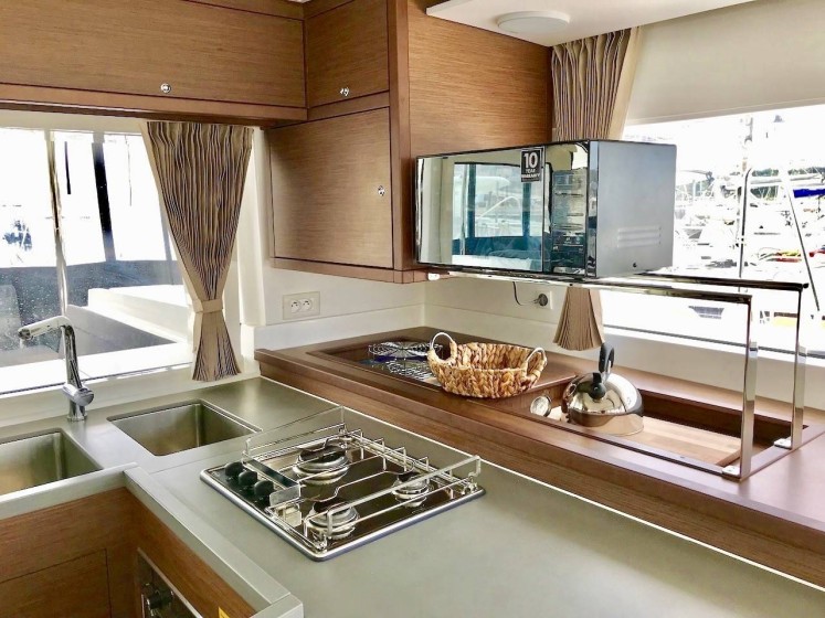 Lagoon 450 F - Boatscribe.com