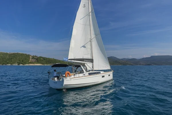Oceanis 38.1 - Boatscribe.com