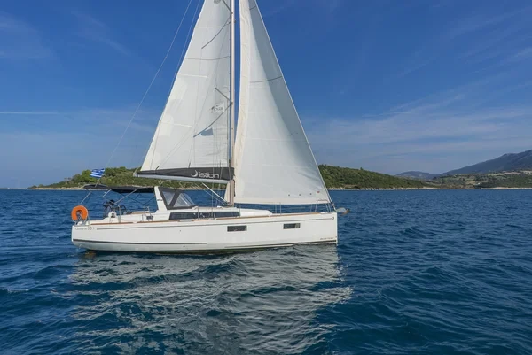 Oceanis 38.1 - Boatscribe.com