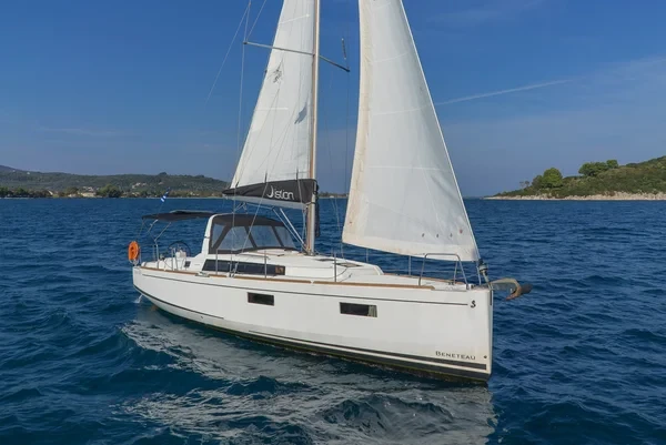 Oceanis 38.1 - Boatscribe.com