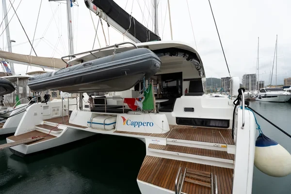Lagoon 42 - Boatscribe.com
