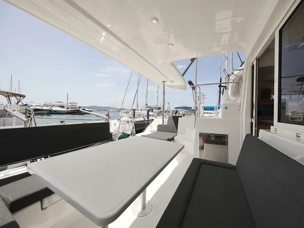 Lagoon 400 S2 - Boatscribe.com