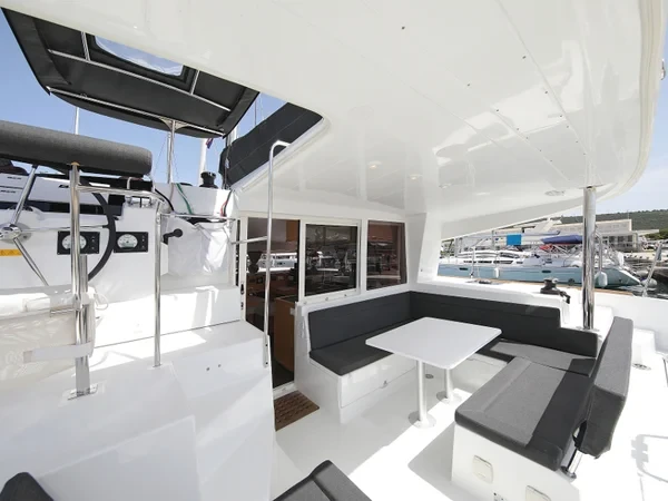 Lagoon 400 S2 - Boatscribe.com