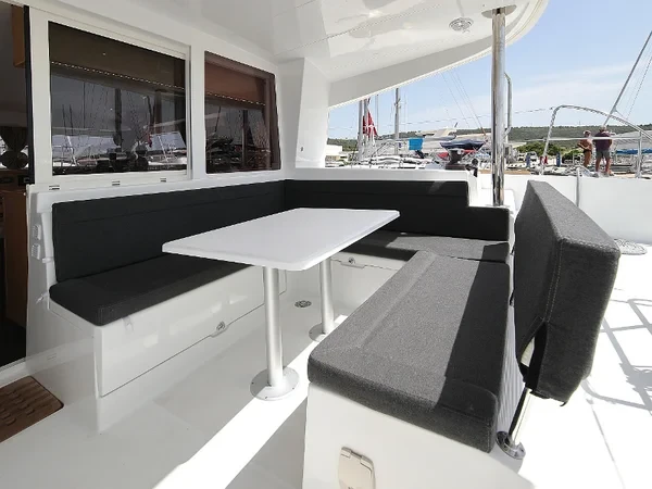 Lagoon 400 S2 - Boatscribe.com